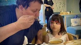 Кормление детей куриным супчиком
