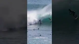 Surfers Share Wave Together 🥺