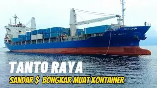 proses bongkar muat kontainer kapal Tanto raya di pelabuhan Manokwari