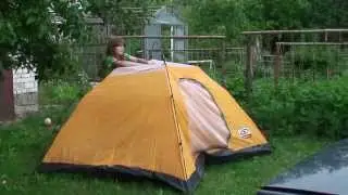 2011 06 25 Катя тренируется устанавливать палатку перед походом