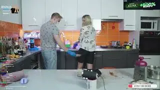 Андрей шлёпнул Ксюшу по попе