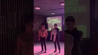 Снял кофту на выступлении 