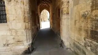 Ovanför Steep Hill finns en katedral