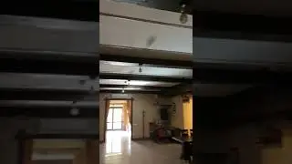 Деревянная мебель в интерьере кафе