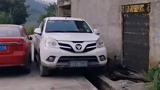 Car Vs Narrow Road | Pick up truck deal with narrow road