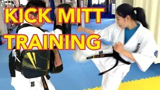 Karate Gir Mitt Training 空手女子 ミットトレーニング