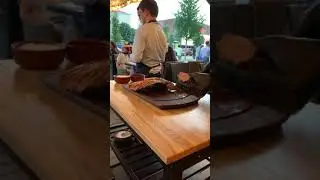 Джихан Дениз подаёт вкусный стейк на Арбате