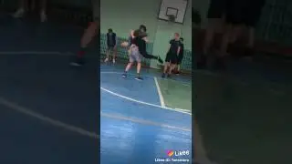 Парни поднимают друг друга и крутятся