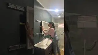 FIZ UMA ESPELHEIRA COM CORREDIÇA DE GAVETA