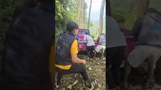 menangis mobil nyangkut #funny #memeabsurd #absurd #lucu #mobilnyangkut