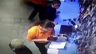 ШОК: Ножницы в розетку