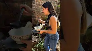 Sopa de frijoles recién hecha a leña