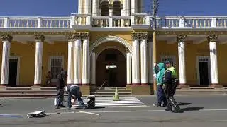 Pintando paso de cebra frente a la municipalidad