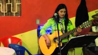 Denise Duarte cantando músicas gaúchas no Piquete Mateadores do pago