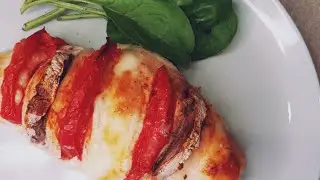КУРИНОЕ ФИЛЕ С ПОМИДОРАМИ И МОЦАРЕЛЛОЙ