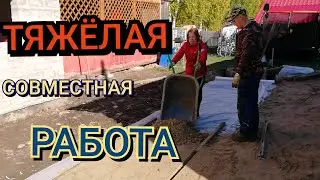 Засыпали песком место под бассейн и зону отдыха.