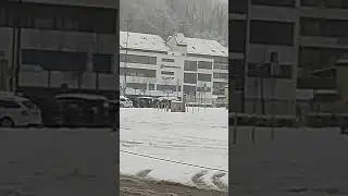 На сноуборде за машиной на стоянке в Баварии