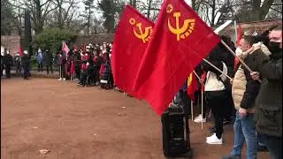 Berlin'de Rosa ve Karl'ın mezar başında  anma