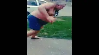 пьяный мужик упал на асфальт