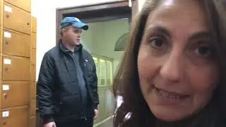 Tsetsi asking а mailman to hold mail! Цеци и пощальона. Почтальон держать почту и хранить письма.