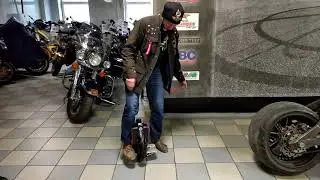 Болт и Иисус пробуют проехаться на моноколесе, хребет не сломали!