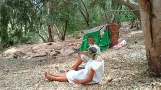 اطفال في الغابة