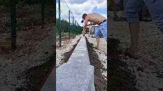 Процесс установки дорожного бордюра в ускоренном режиме, результат в конце #благоустройство #мощение
