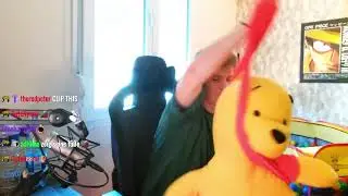 Hugo zieht Winnie Puuh aus