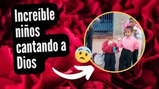 NIÑOS CANTAN Y ORAN EN LAS CALLES EL DIA DE LAS FIESTAS DE HALOWEEN.