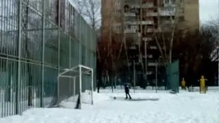 Бьём палкой по ложке для обуви-2