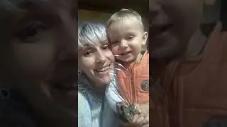 Мальчик два года, поет с мамой