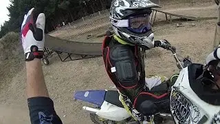 ==MOTOCROSS == J'AIDE un abonné a  sauter la rampe