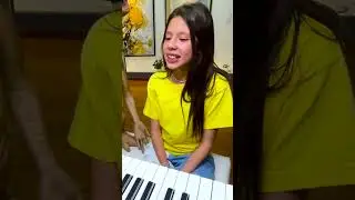 SI MI HERMANITA ADIVINA EL EMOJI DE PELÍCULA SE LO GANA !!