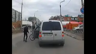 Неадекватный велосипедист на дороге в Обниснке