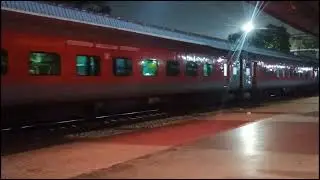 15160 Sarnath Express arriving at Bhilai Powe House