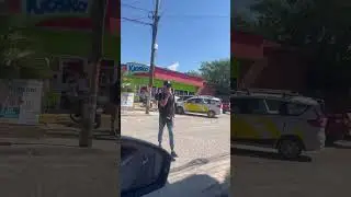 ¿Quién tiene la #culpa ? #taxi #accidente #PuertoVallarta #ciclista #bicileta