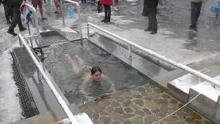 девушка закаливается в полынье