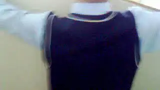 Школьник нагло подсматривает за взятым врасплох диареей товарищем