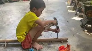 Em 7 tuổi làm thợ mộc