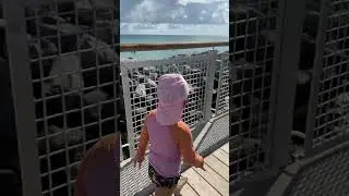 Маленькая девочка Наоми исследует пирс на пляже. Видео с ребенком! 