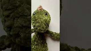 Вʼязаний динозавр виготовлений для дівчинки.