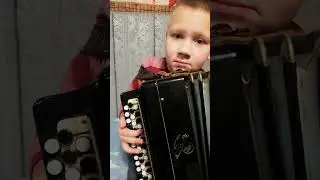 Мальчик учится играть на баяне "Кубань".
