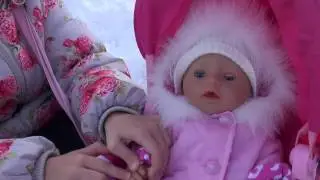 Маша одевает Беби Бона на прогулку в новую осеннюю куртку