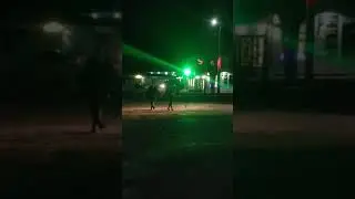 Два парня танцуют на пешеходном переходе!!!
