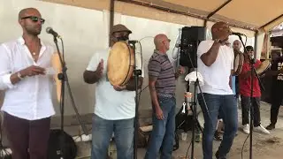 Se escapó un leon / Richard Martínez