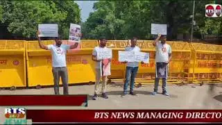 Journalists from Telangana protest outside LoP Rahul Gandhi's residence over over attacks on them