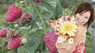 ЯГОДА-МАЛИНА НАС К СЕБЕ МАНИЛА...