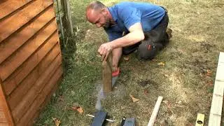 Forest Garden - How to replace a rotten fence post (2019)