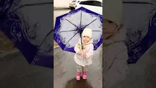 Карина отжала у мамы зонтик