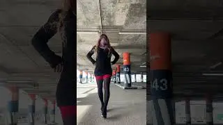 Транс гуляет в мини по городу